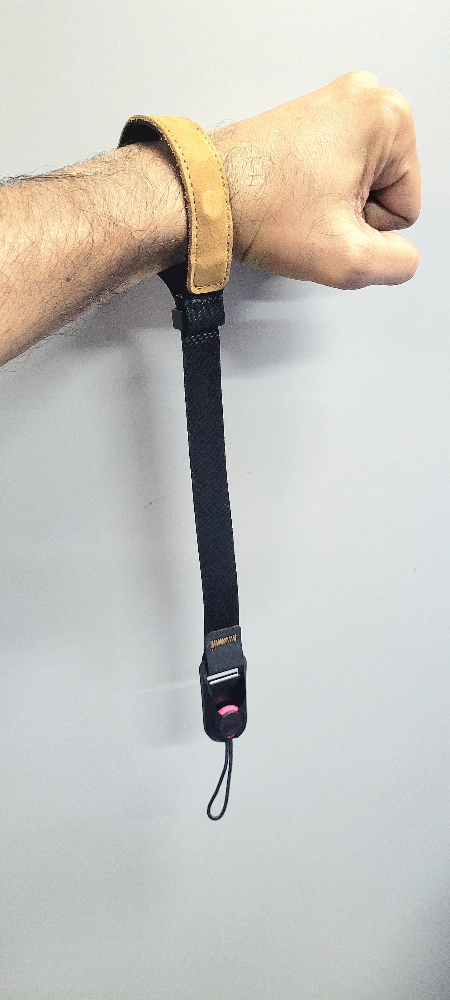 Kamron Premium Magnetic Hand Strap – Secure Grip, Sleek Style